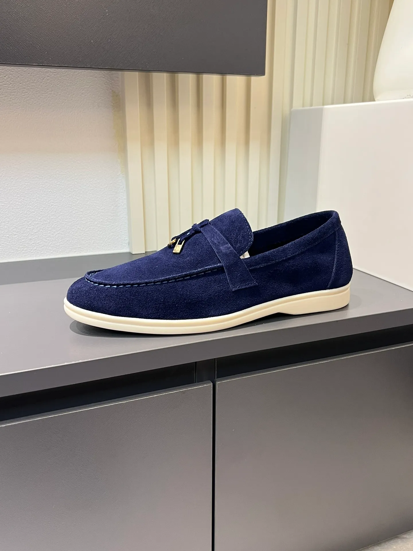Men's shoes 💰p360 "Loro men's shoes 💰pian'*" Classic L men's shoes for couples 💰p Top version British flat loafers, a must-have item in old money style, the minimalist design is eye-catching and durable, a plus point for dressing The soft foot feel and texture are outstanding. They don’t scratch your feet and are very nice. They are matched with soft and waxy soles. They can be worn daily for a long time without getting tired. They are easy to wear, versatile and classic items, with perfect foot feel and texture! Imported cashmere fabric, the lining is made of imported A-grade water-dyed cow lining, the top version of the genuine leather midsole is sewn with pure handmade mark thread! Size: Female 35-40 (34. Customized) Male 38-44 (45.46. Customized)